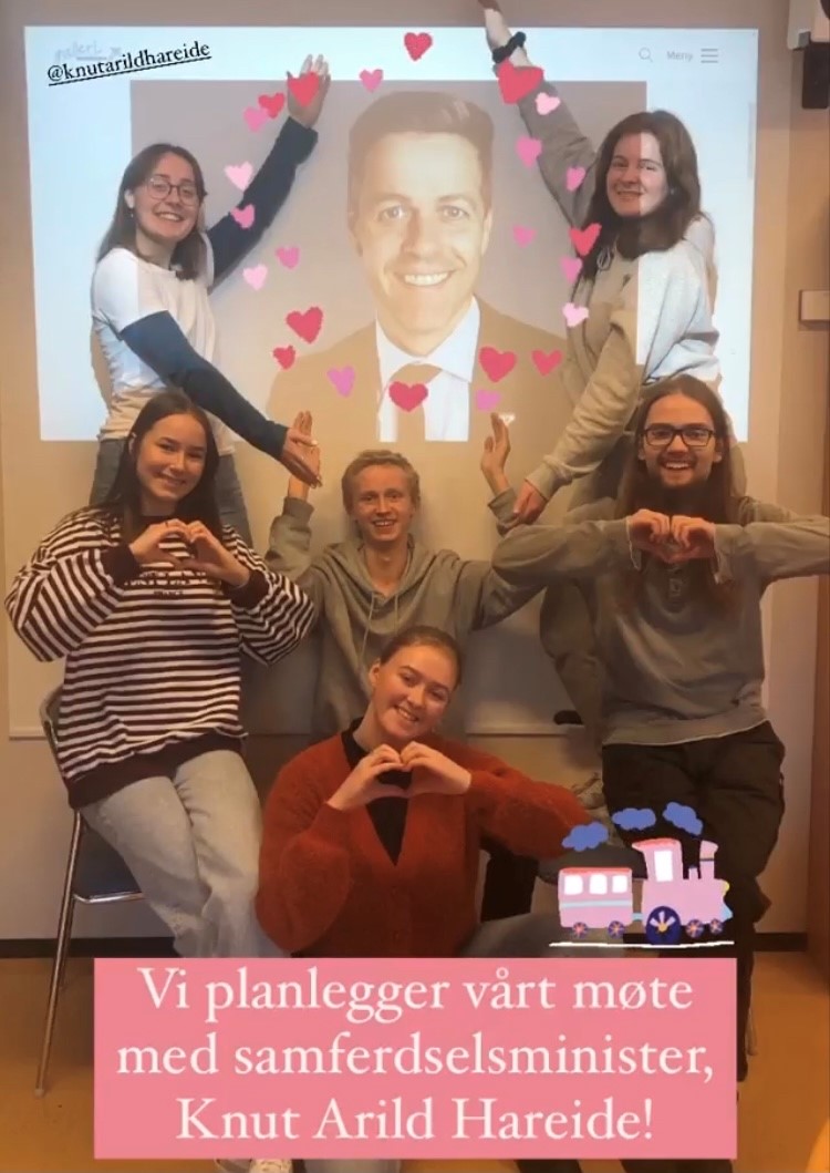 elever på Bømlo folkehøgskule samlet rundt et bilde av Knut Arild Hareide
