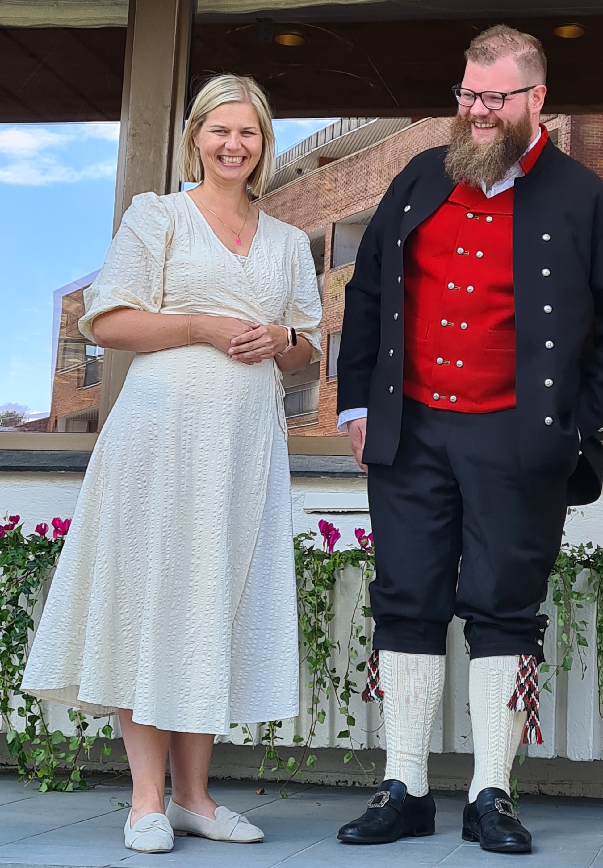 Guri Melby og Geir Angeltveit på trappa, ler