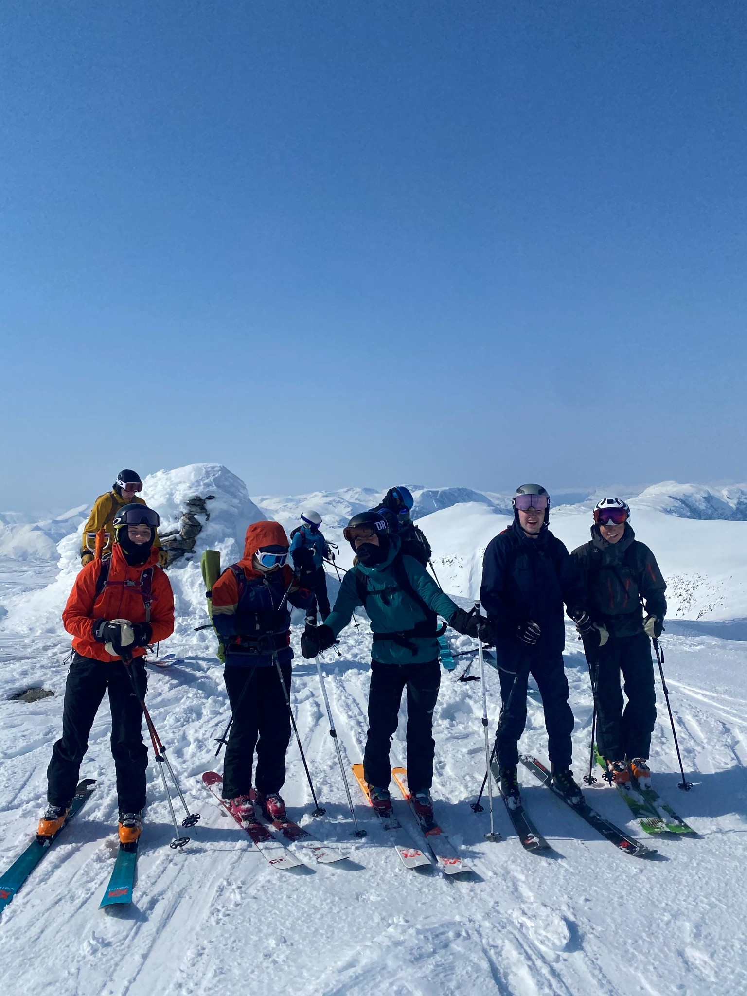 gruppebilde, på ski. Elever fra Sunnfjord folkehøgskule
