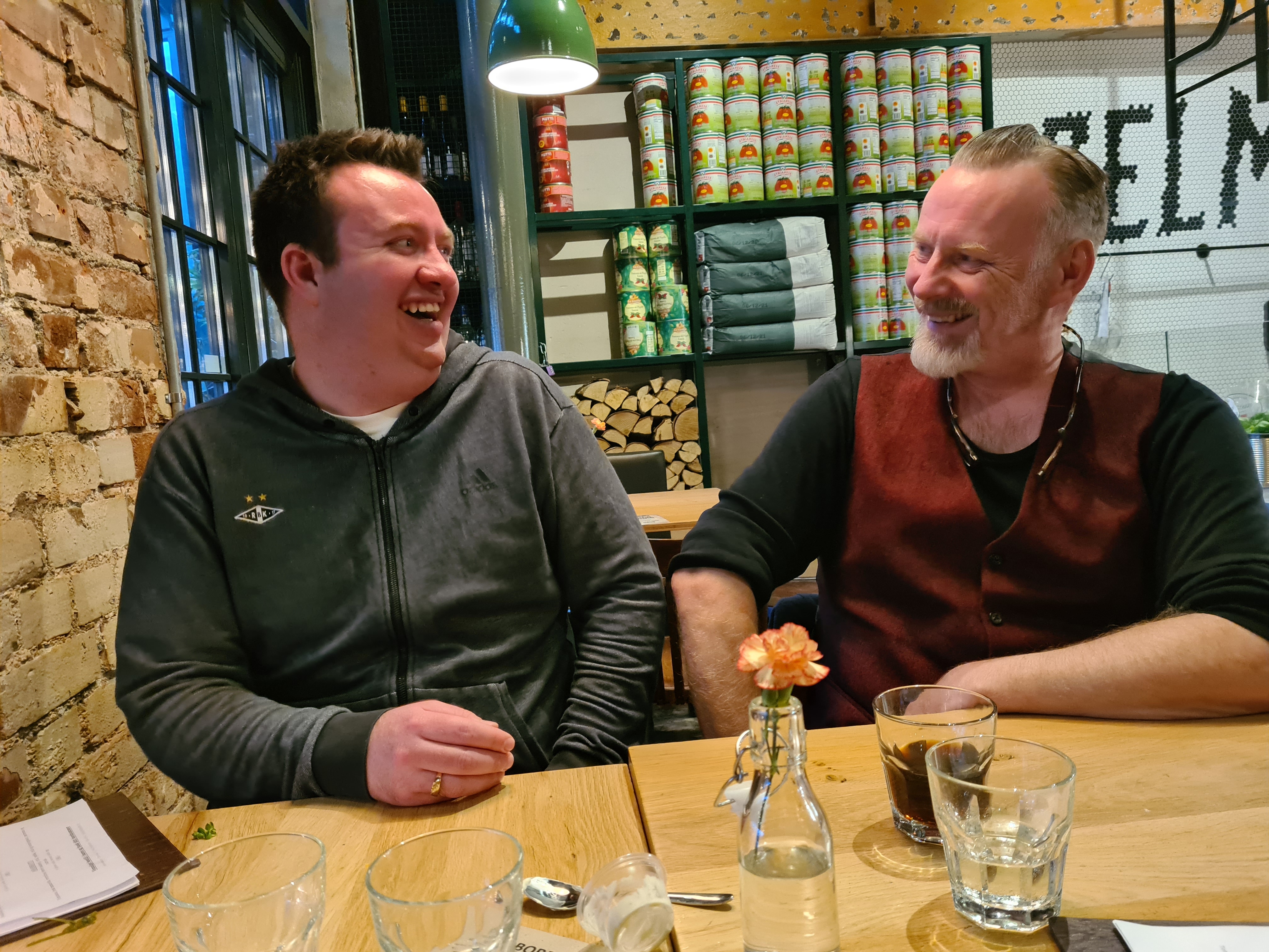 Robert møter lærer Jon, ler sammen, på restaurant