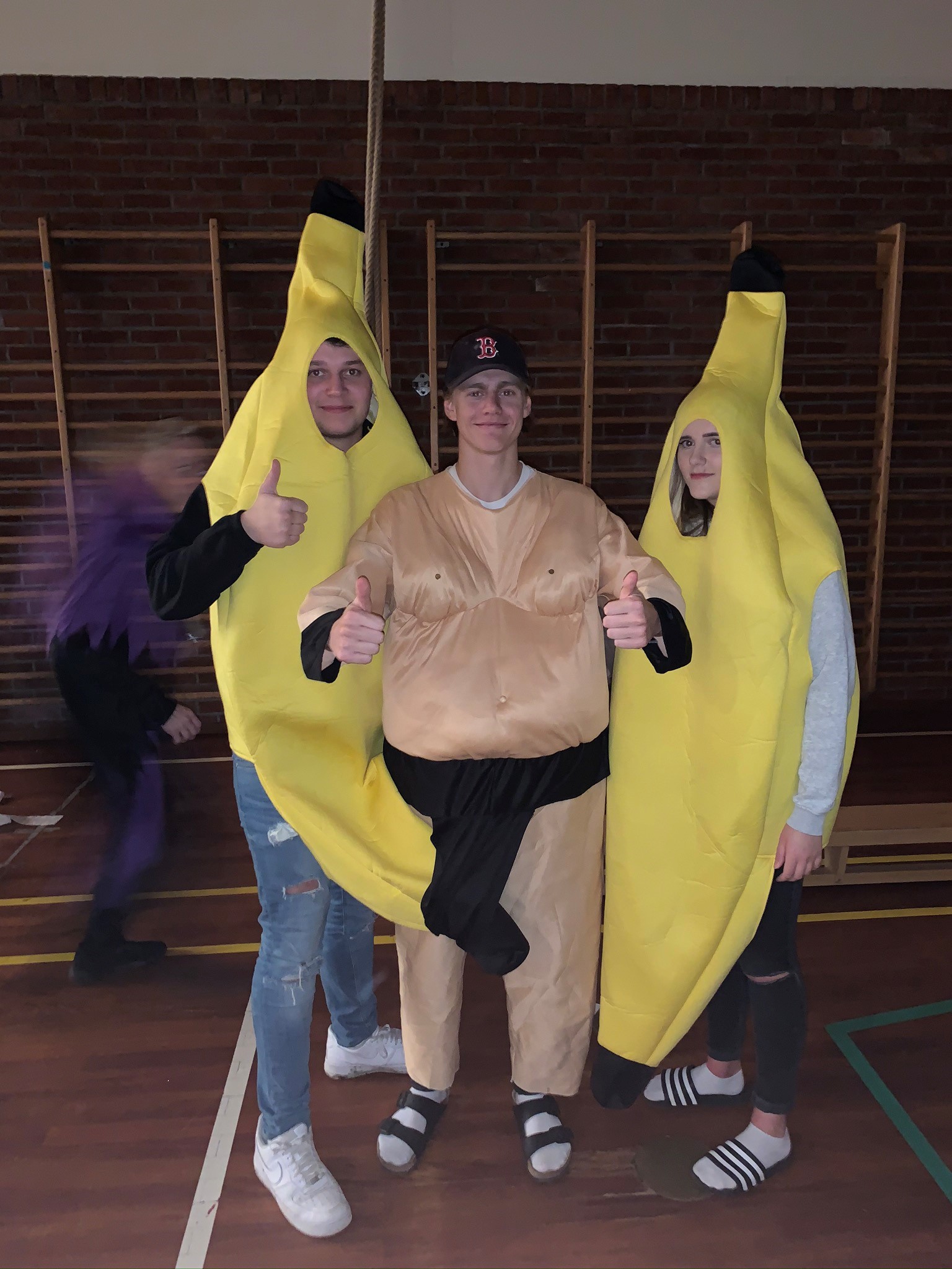 Utkledd til Halloween. Harald Martin er sumobryter, står mellom to elever i banan-kostymer