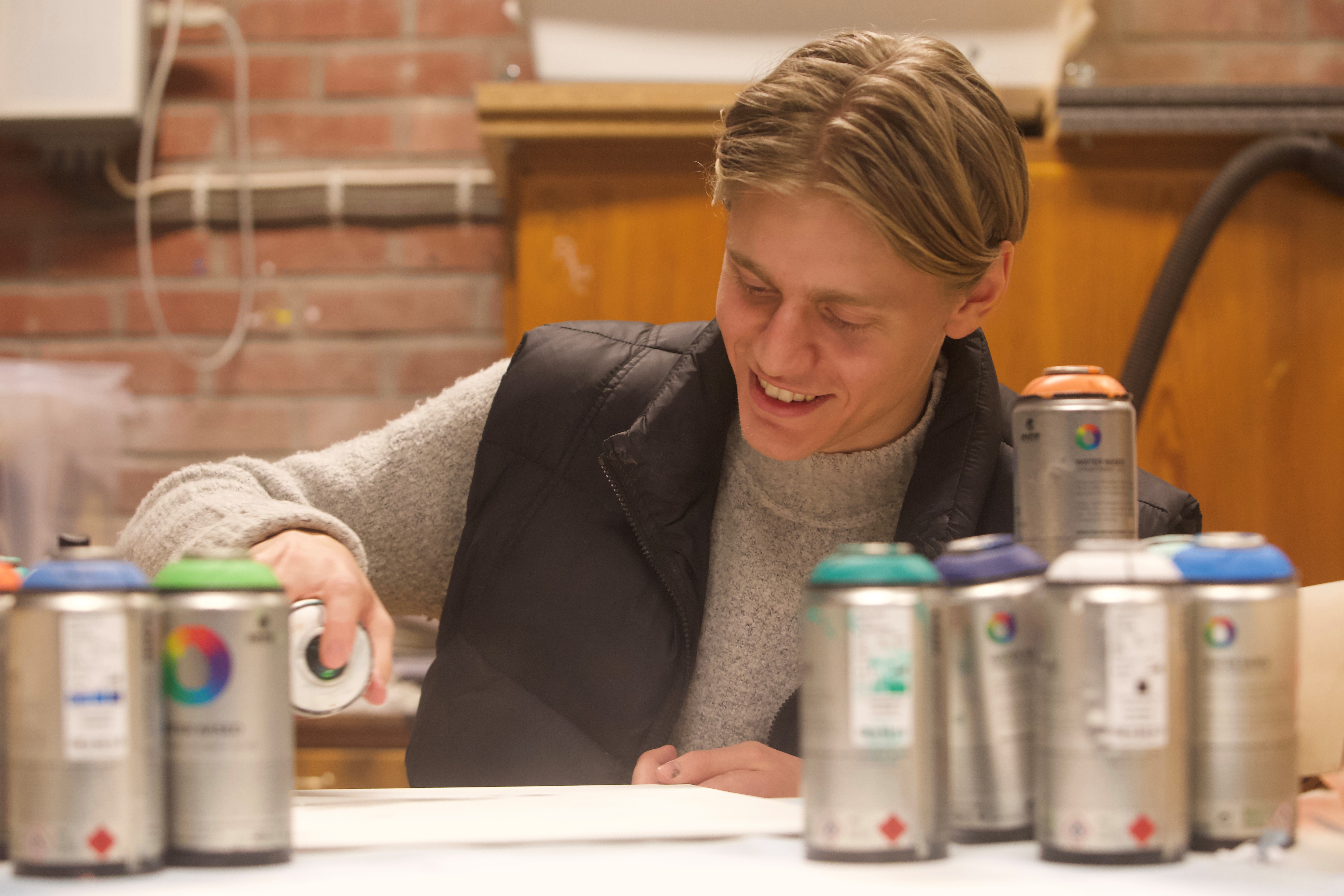 Harald Martin med mange spraybokser, lager bilde