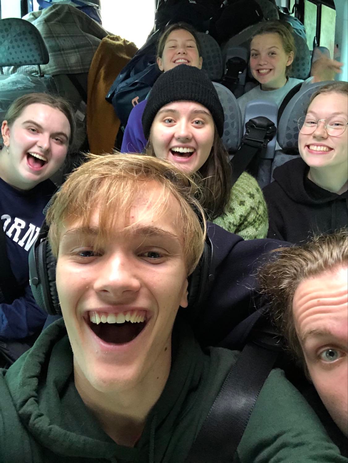 Selfie av en gruppe elever i en minibuss