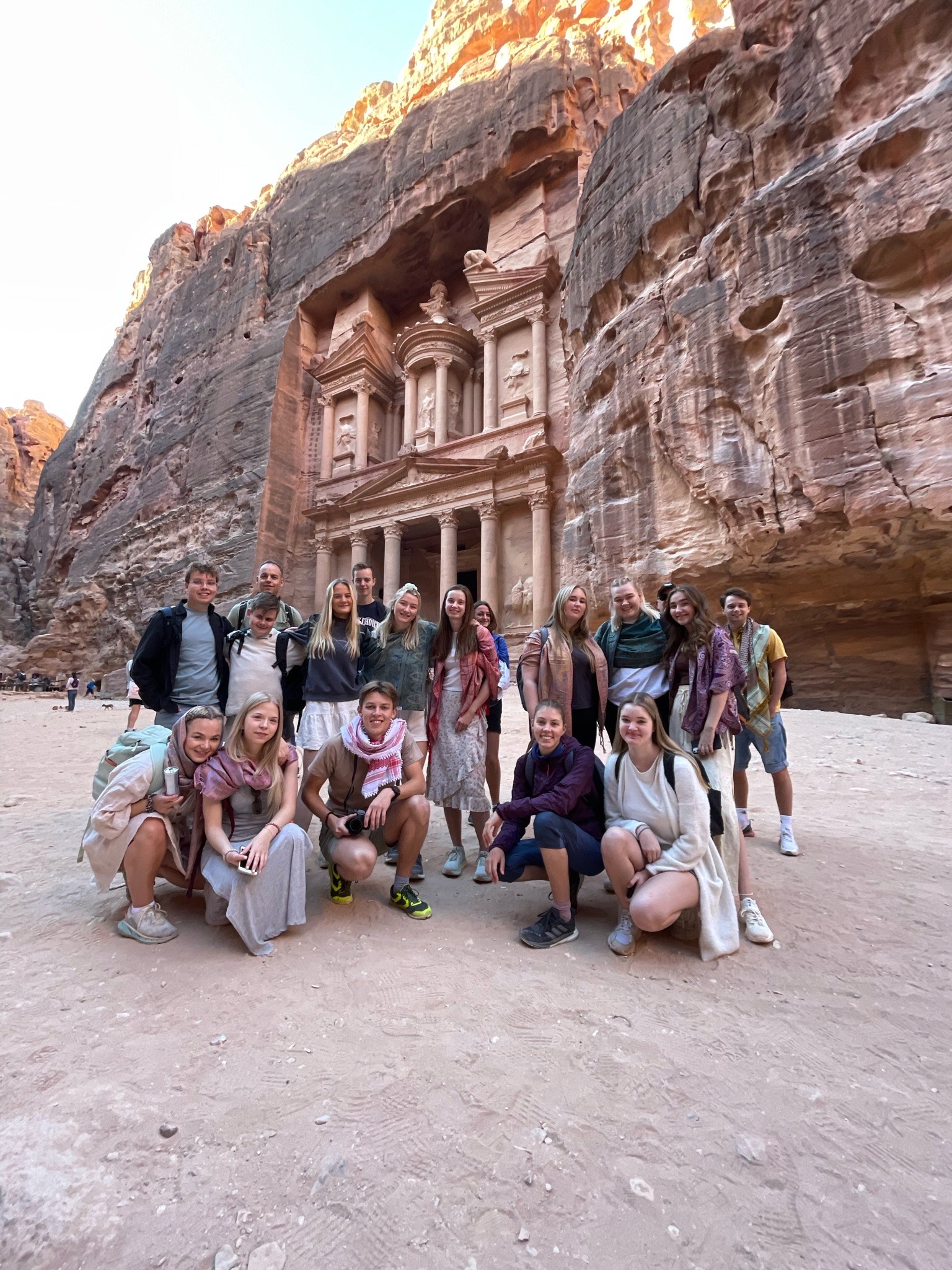 reiselivsklassen samlet i Petra, foran isis-tempelet, Petras mest berømte byggverk.
