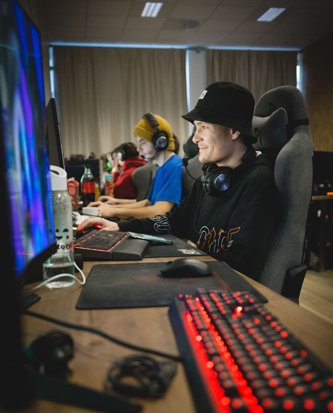 Elever spiller dataspill i et klasserom.