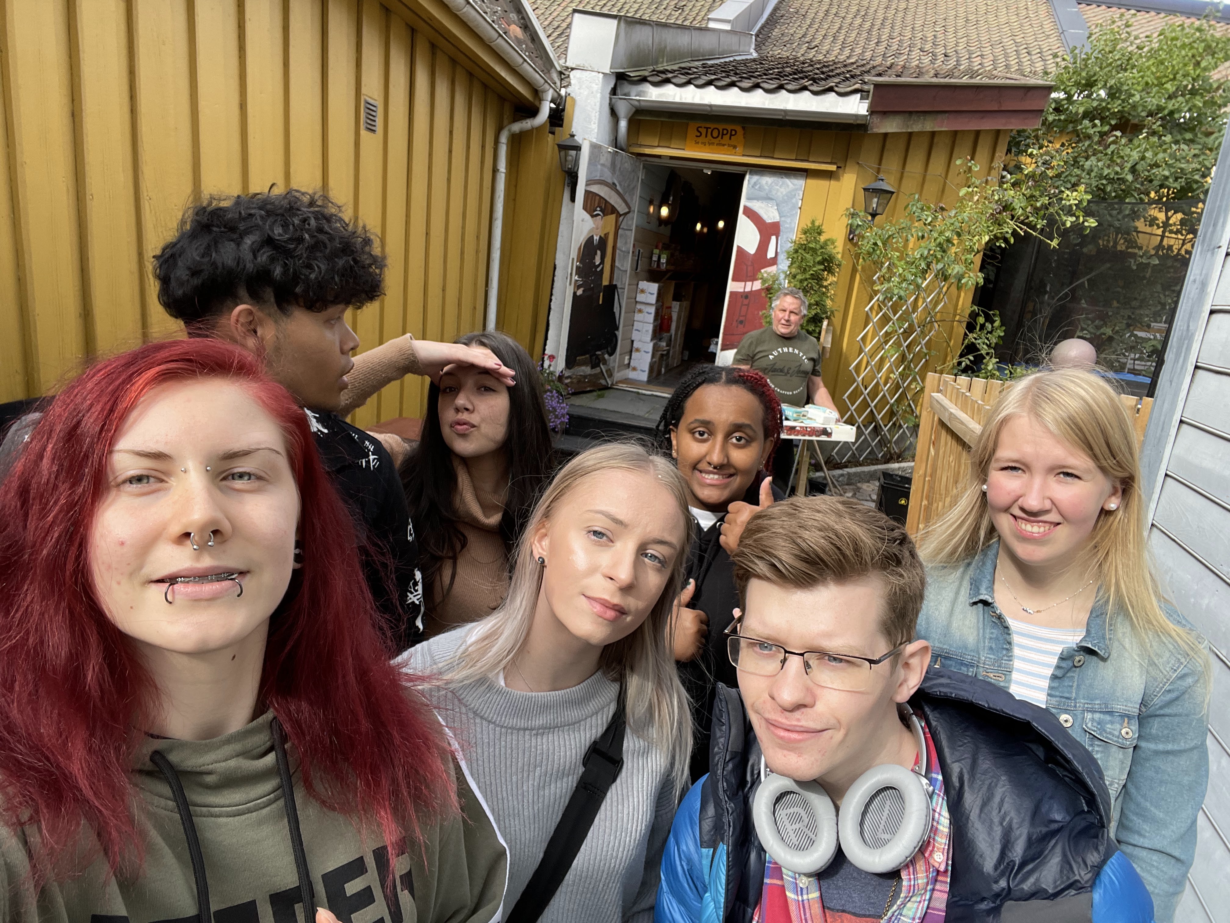 gruppebilde 7 elever, selfie, Sara står bakerst