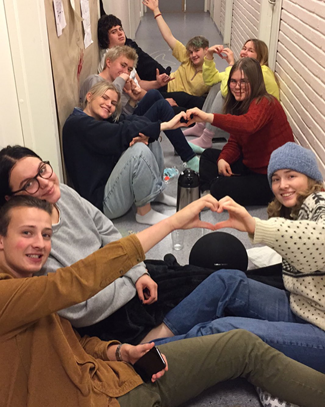 elever sammen i en gang, sitter tett sammen