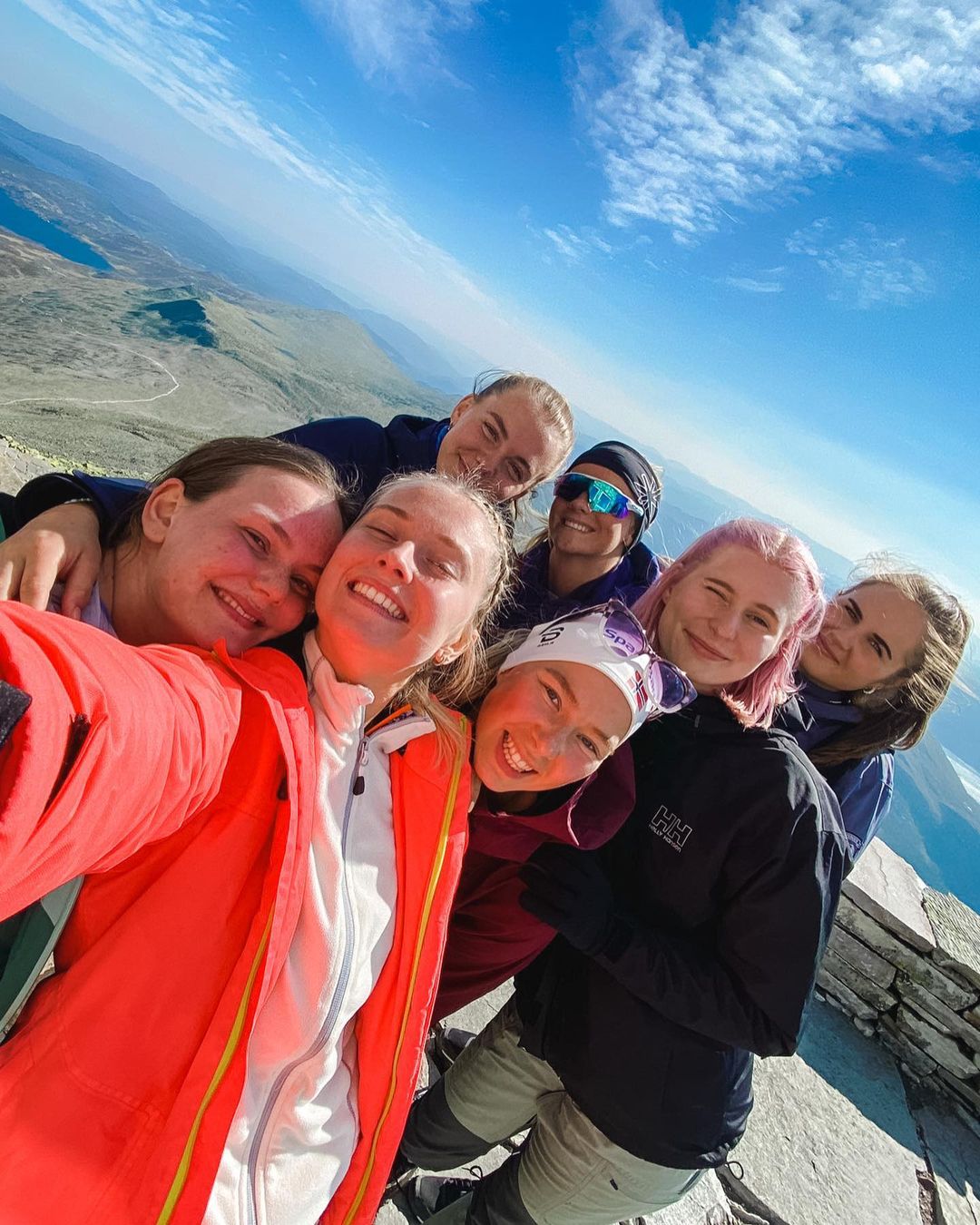 gruppebilde, selfie, sju jenter på en fjelltopp