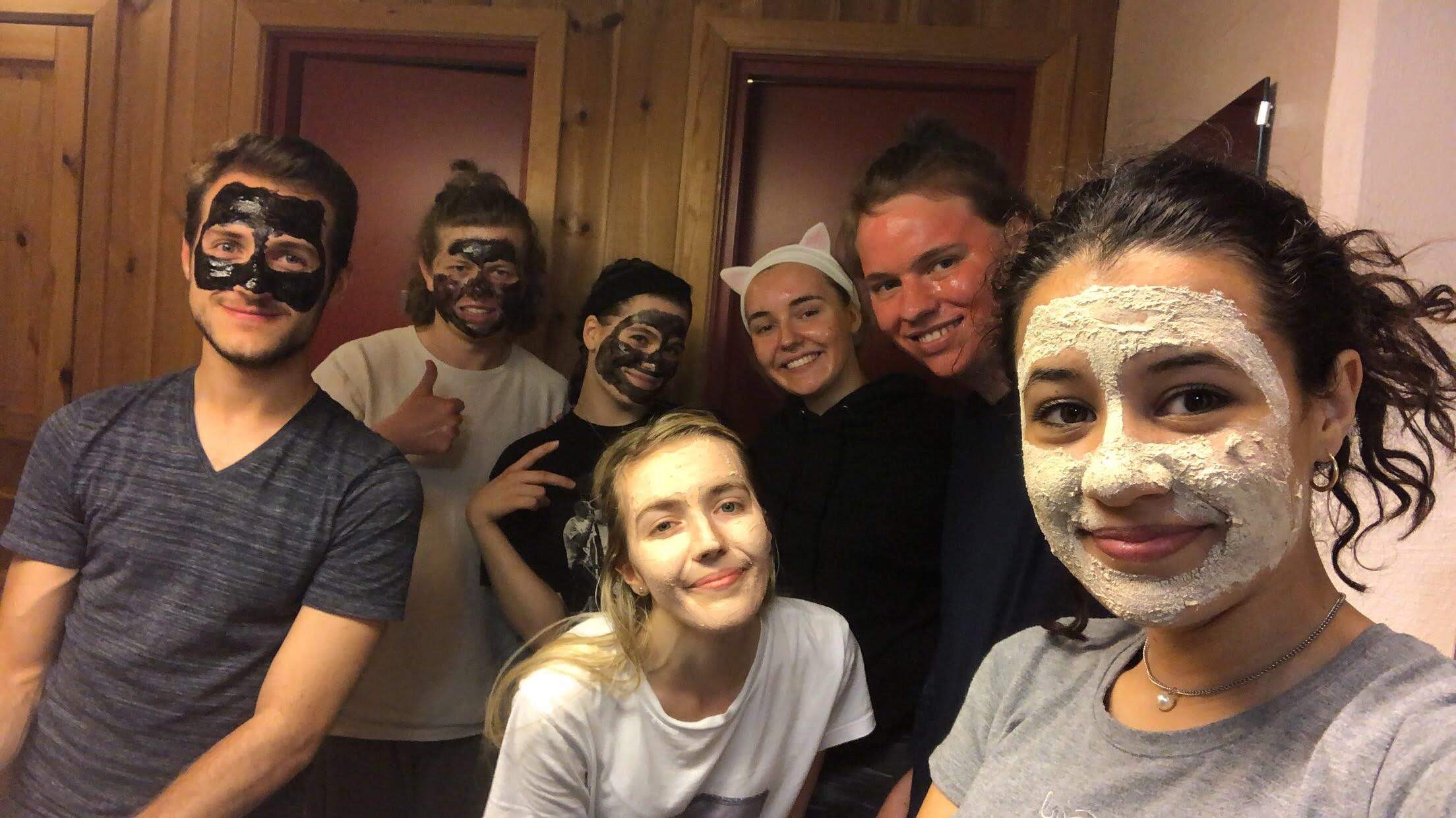 En gruppe elever ser i kameraet med ansiktsmasker på.