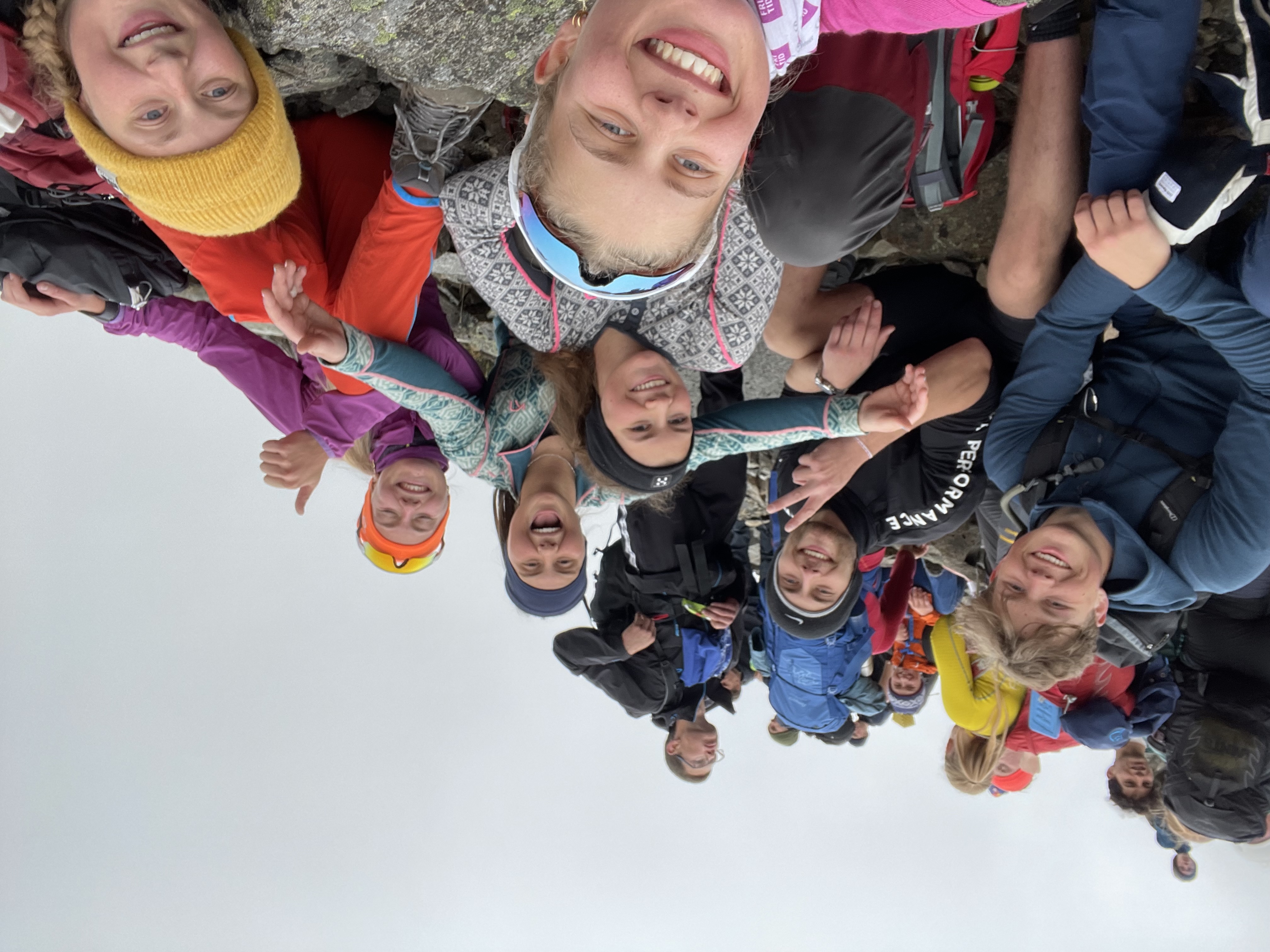 En gruppeselfie av en gjeng elever på fjelltur.