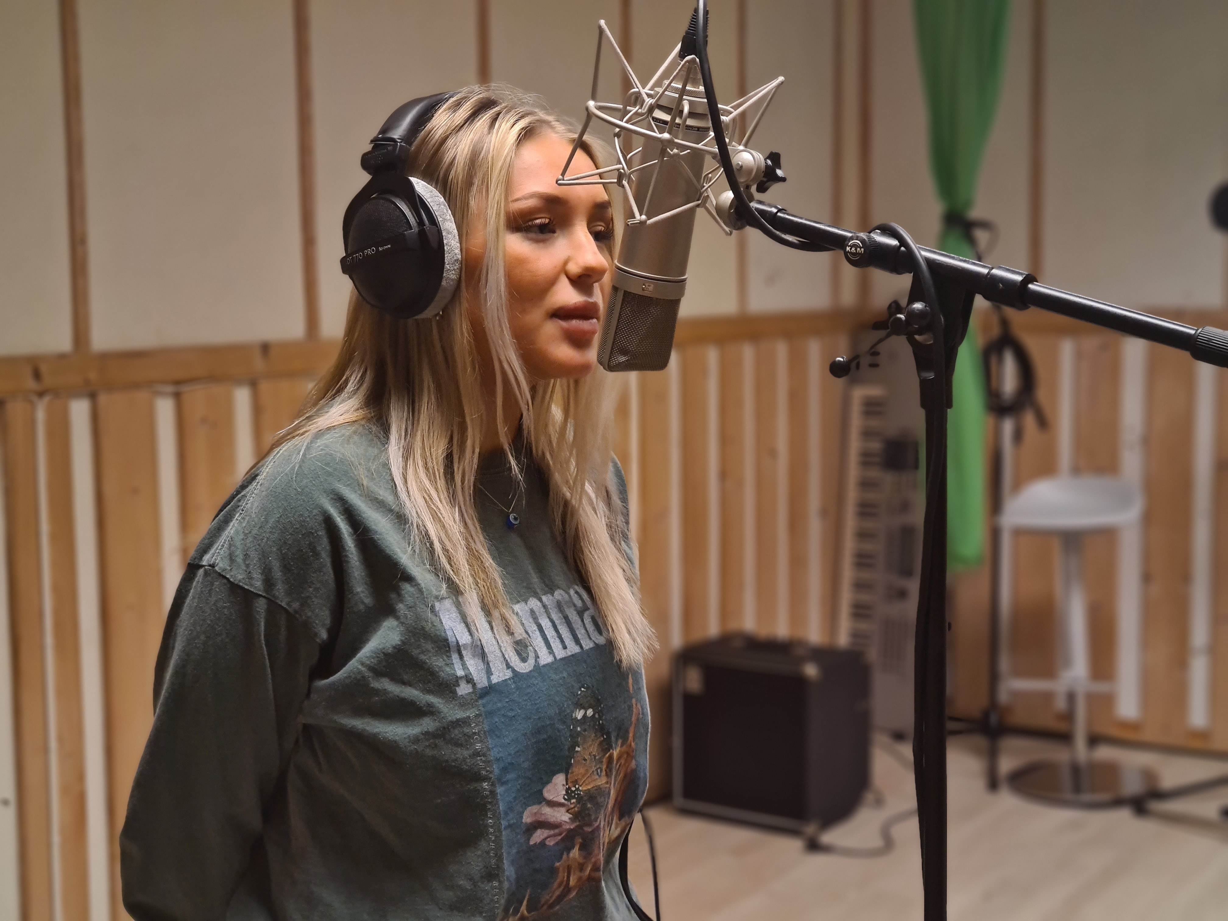 Aurora i studio, nærbilde, synger i mikrofon