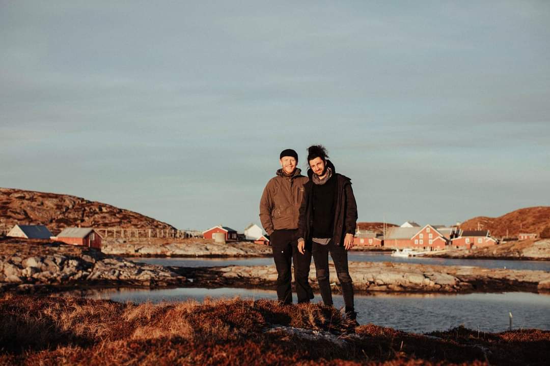 Zyad sammen med en medelev, på tur, bebyggelse i bakgrunnen