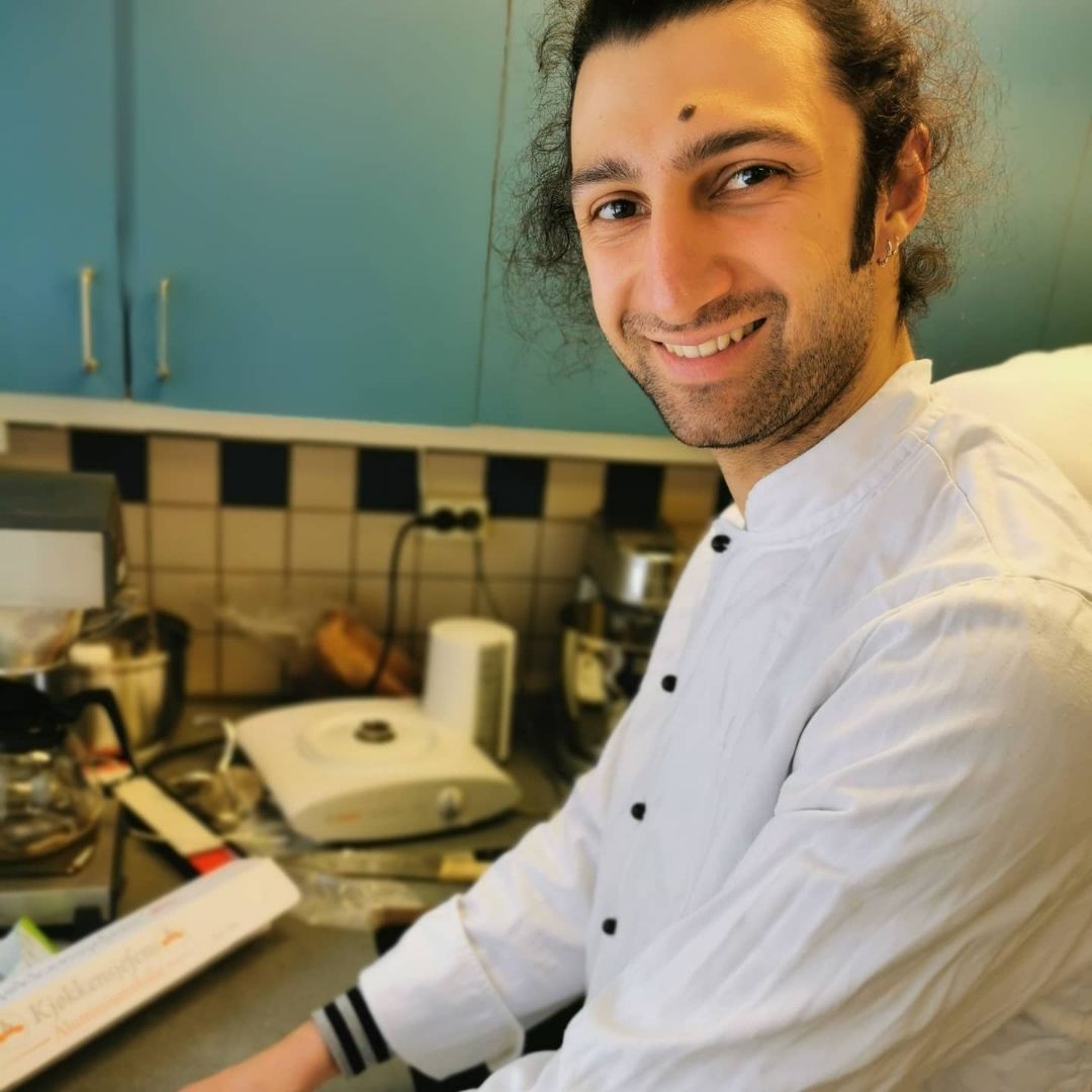 Zyad på kjøkkenet på folkehøgskolen, smiler