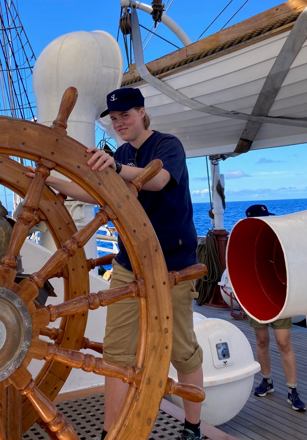 Birte bak roret på Statsraad Lehmkuhl