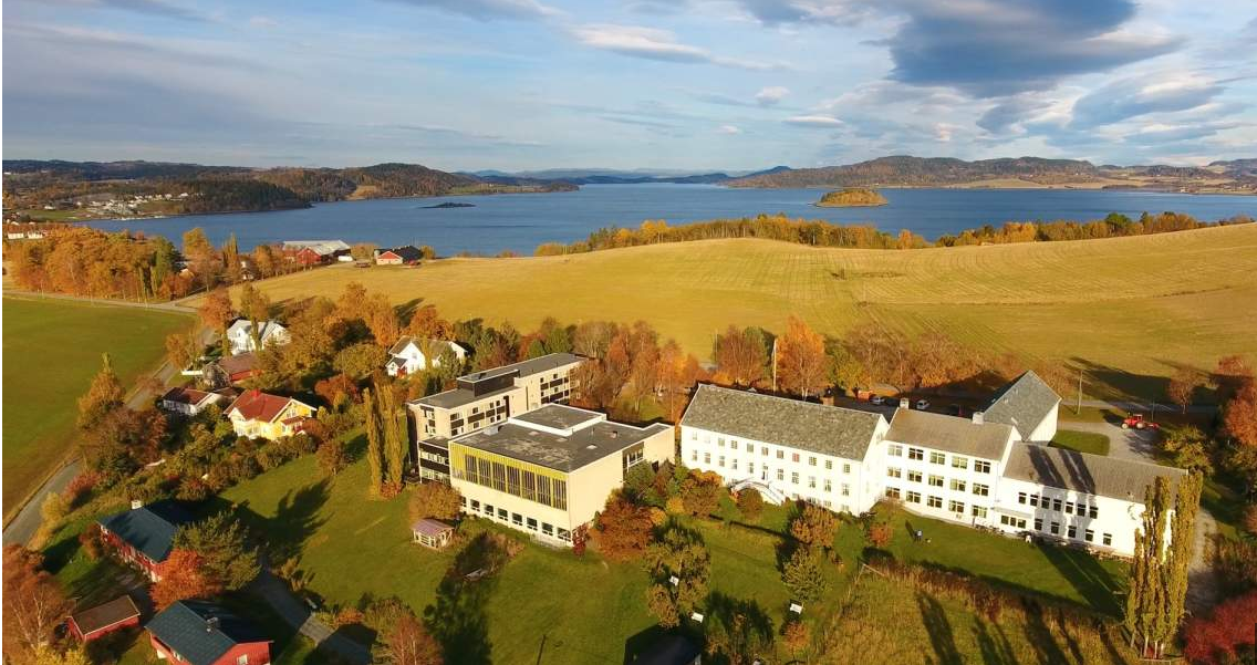 Bilde av Sund folkehøgskole og Trondheimsfjorden i bakgrunnen