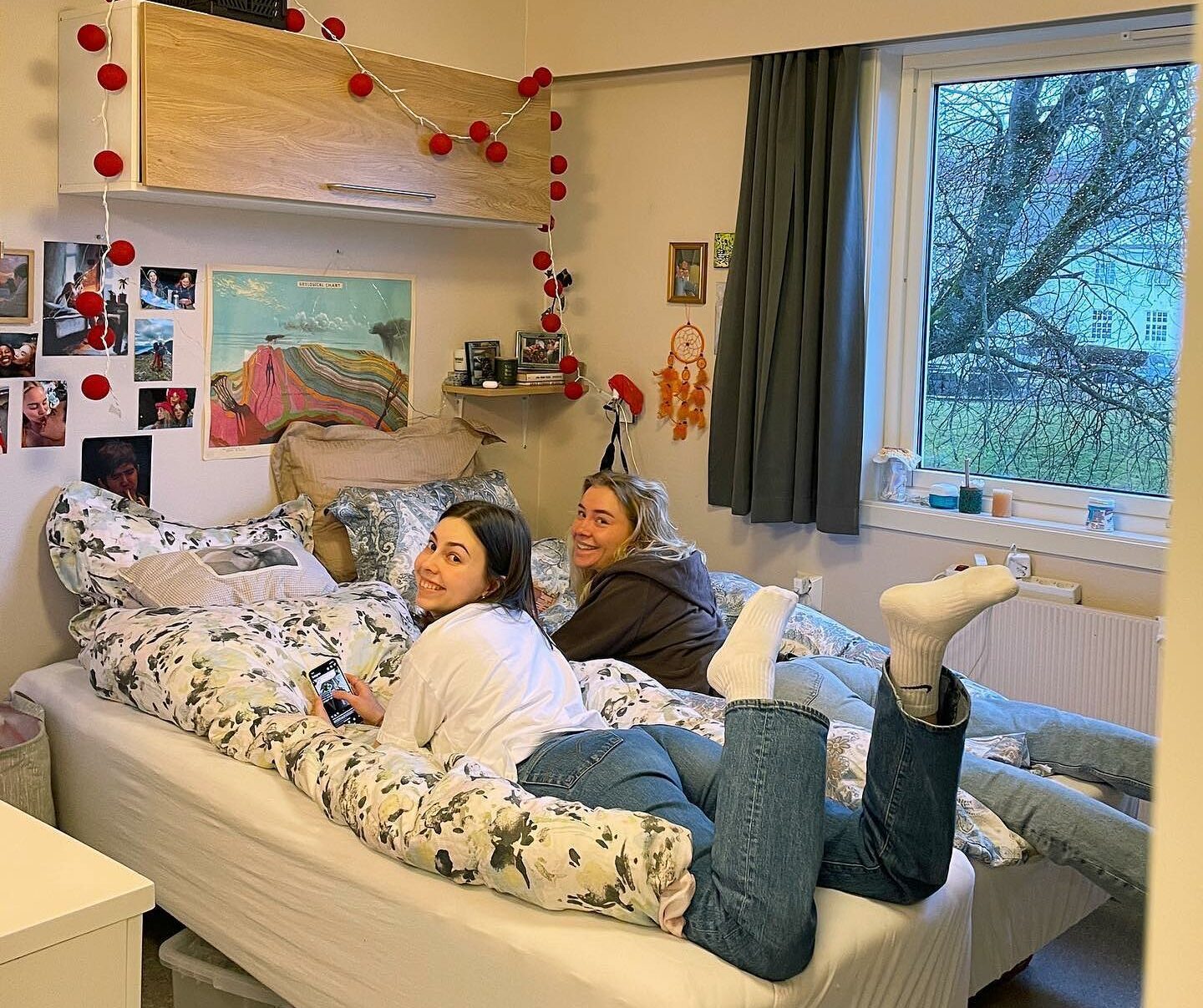 Bilde av internatrom på Sund folkehøgskole med elever som ligger i seng