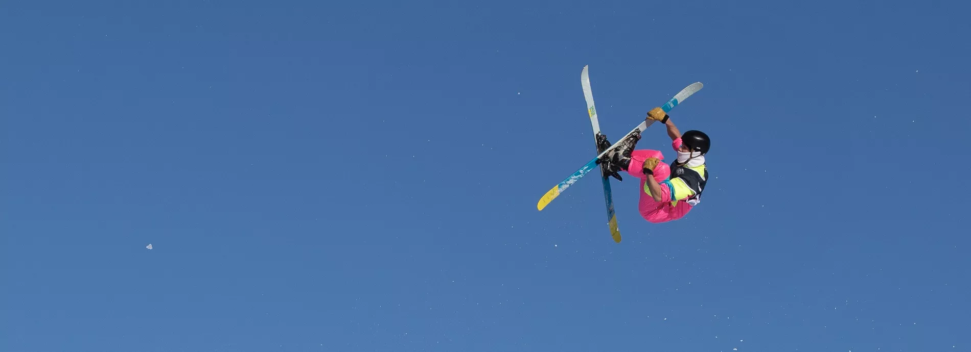 Gutt som svever på ski