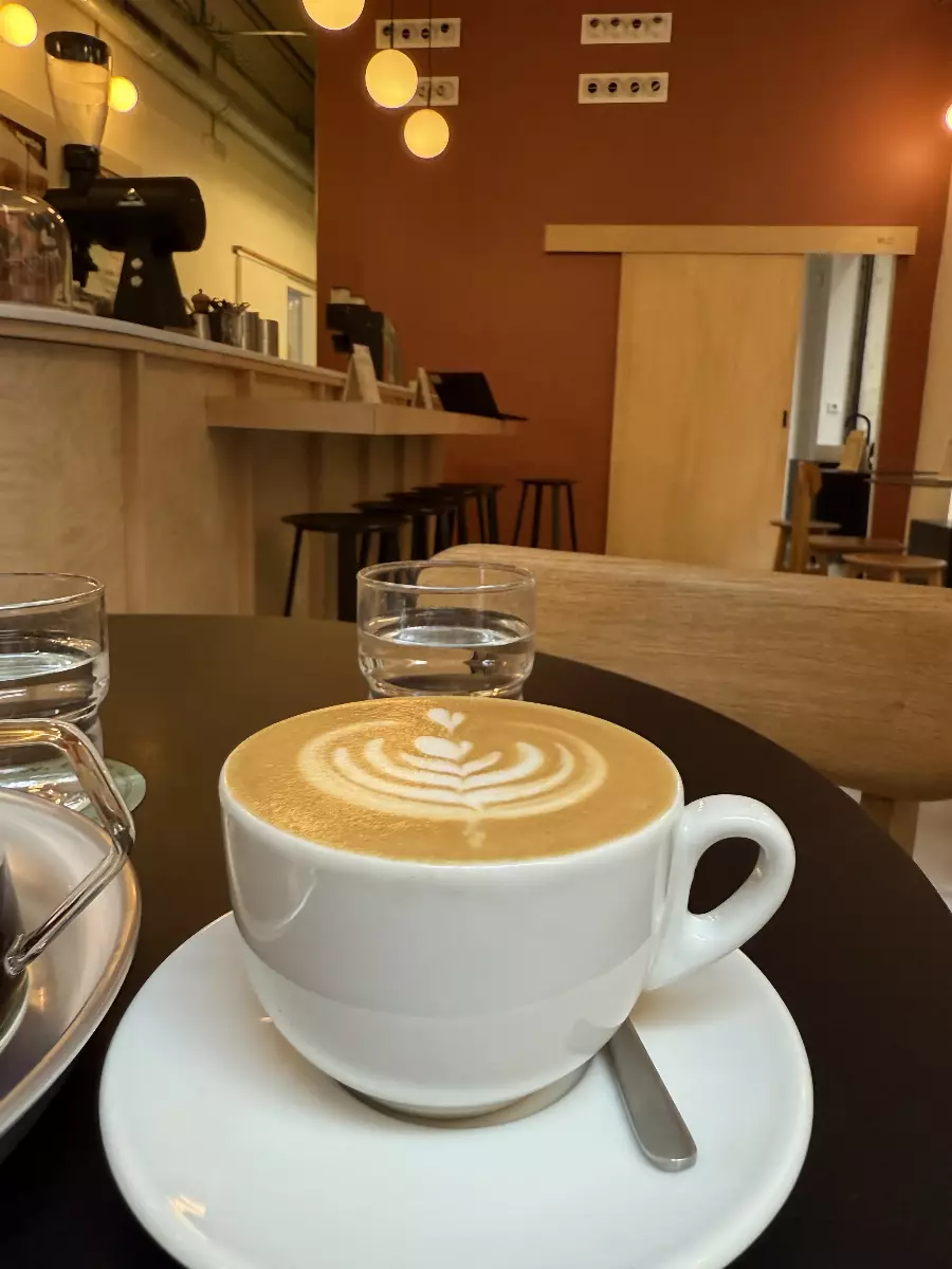 Sjekker kaffen hos Right Side kaffebar Barcelona