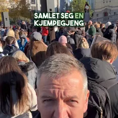 I dag var det flere hundre elever fra folkehøyskoler over hele landet som demonstrerte mot regjeringens kuttforslag i Fo...