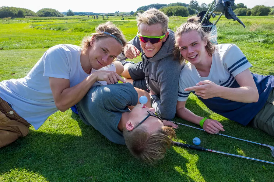 Students at Folkehøgskolen Sørlandet on the golffield. 