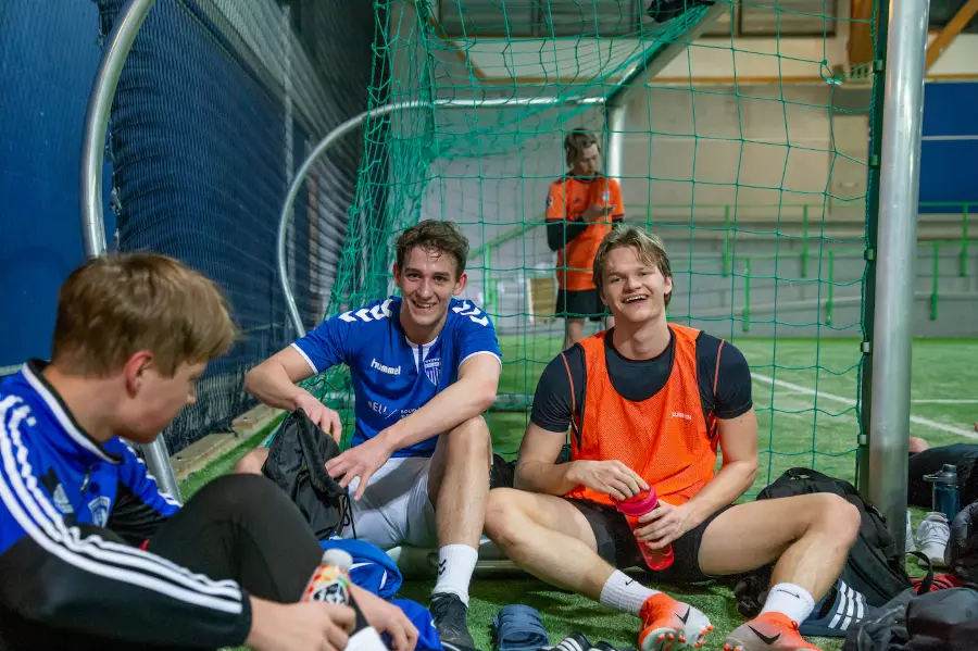 Students at Folkehøgskolen Sørlandet has a break in the fotball game. 