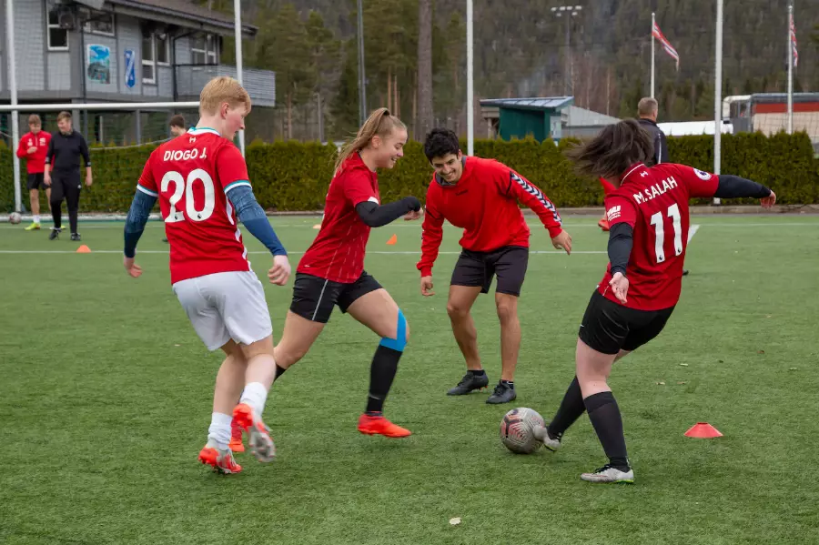 Students at Folkehøgskolen Sørlandet play fotball. 