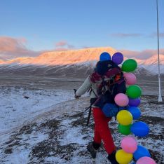 Når du er folkehøgskolelærer på Svalbard og klassen feirer deg på tur 🎂🥳🎈⁠
⁠
@sfhs_ekspedisjon gjorde stas på lærer M...