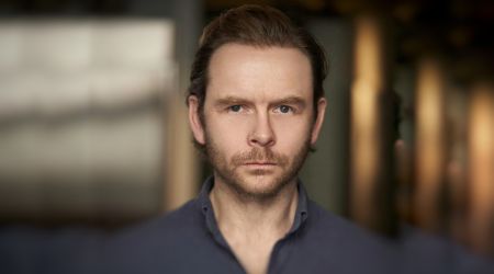 Jan Gunnar Røise, tidligere Solbakken-elev, nå skuespiller. Utdannet ved Khio, skuespiller på Nationaltheatret, og filmskuespiller. Aktuell med Makta på Nrk.
