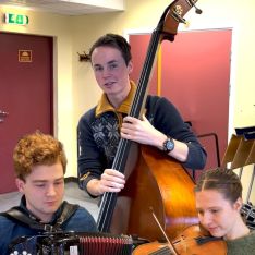 Folkemusikk på folkehøgskolen 🎻🪗Musikk: November av Gjermund Larsen Trio