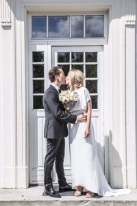 Bruden Siv Line Jonsvold i en nydelig kjole designet av Helle Lie Jakobsen. Fotografen er Cecilie Sørgård