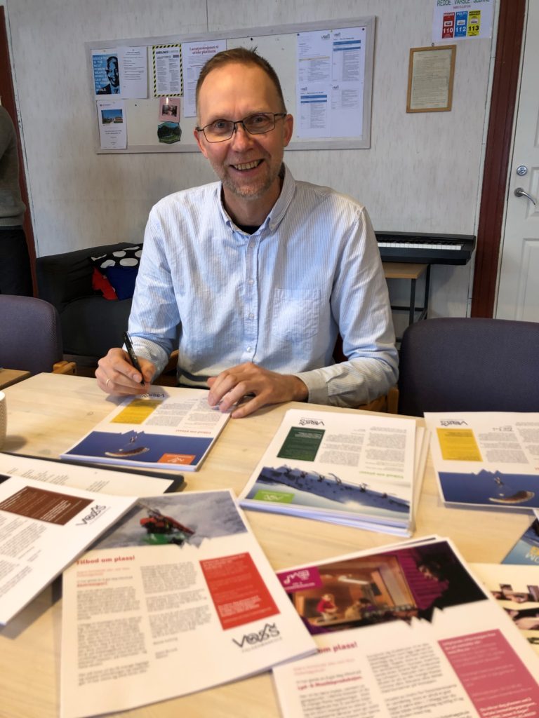 Rektor Kjetil Bruvik ved Voss folkehøgskule er klar til å skrive under på tilbudsbrev til spente ungdommer. Kanskje du er en av dem?