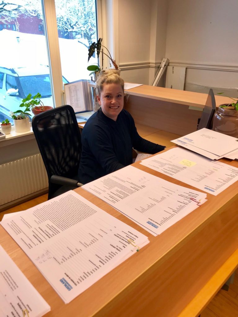 Heidi Pynten Frostad på Grenland folkehøgskole er en av mange folkehøgskoleansatte som har travelt med å lese alle de søknadene som allerede har kommet inn.
