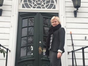 Rektor Kari Birkeland ved inngangsdøren til skolens eldste bygg