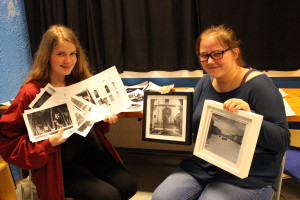 Alba og Sara-Eline viser fram sine bilder