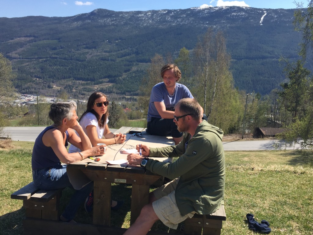 Lars Petter har vært involvert i en del av planleggingsarbeidet til Hallingdal folkehøgskule. Her drøfter han skolens linjestruktur med rektor og to lærere. I det flotte været drives planleggingsarbeidet naturligvis ute i naturskjønne forhold!