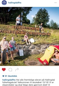 Slik hilste stipendiatene ved Hallingdal folkehøgskule elevene velkommen på starten av skoleåret