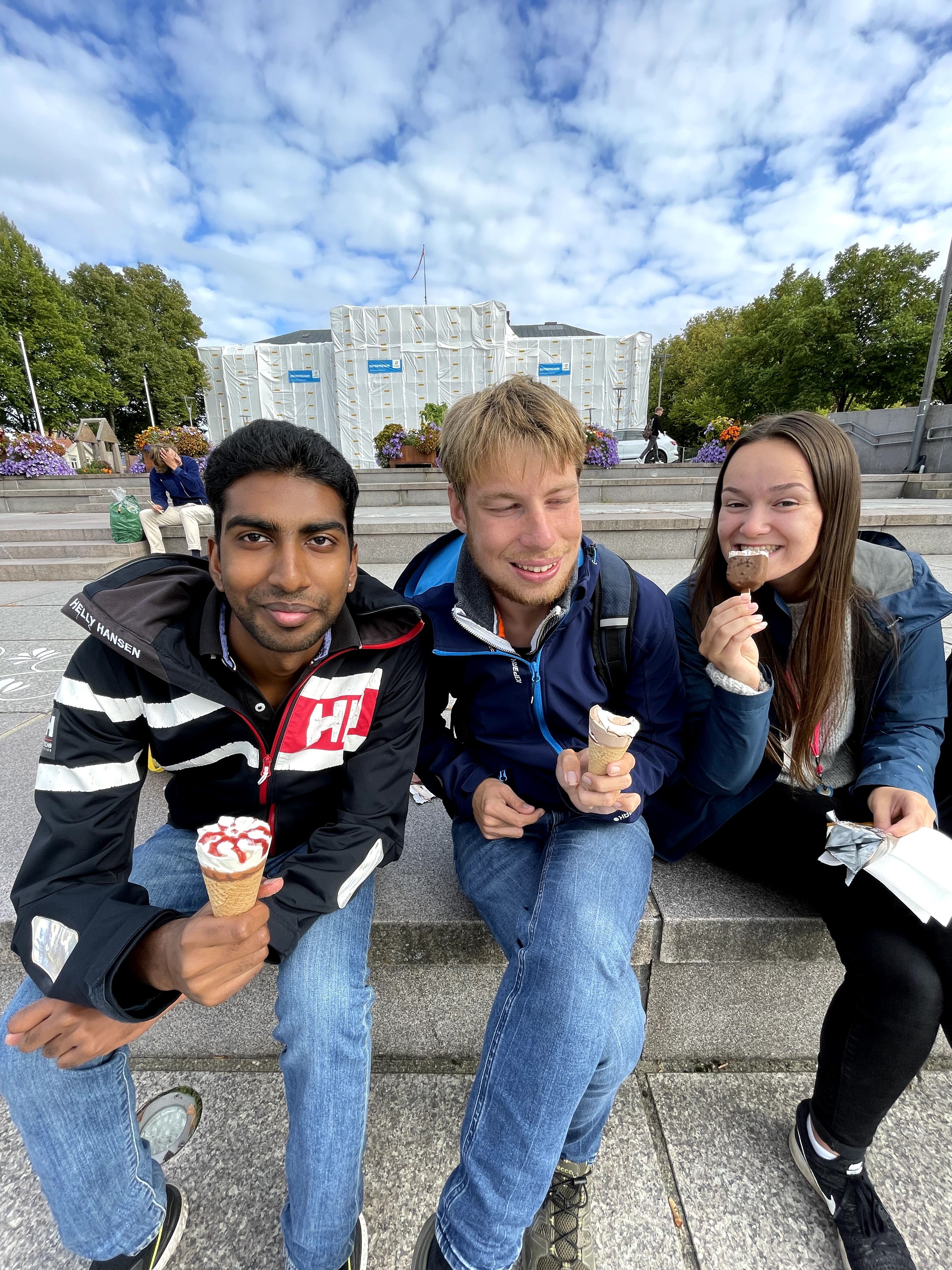 Elever spiser is i en by.