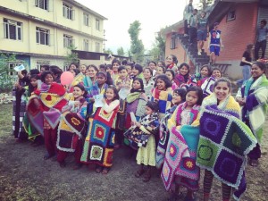 I fjor hadde elevene tepper som frivillige i hele Norge hadde heklet, med til barna på barnehjemmet i Nepal. I år skal de ha hjemmeheklede bamser med