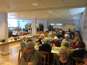 De eldre på Hønefoss ble invitert til rømmegrøt og revy på Ringerike folkehøgskole