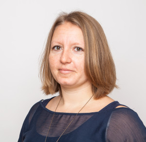 Informasjonsrådgiver Marit Asheim mener at folkehøgskolene ikke hadde noe annet valg enn å innføre 21 årsgrense på folkehøgskolene