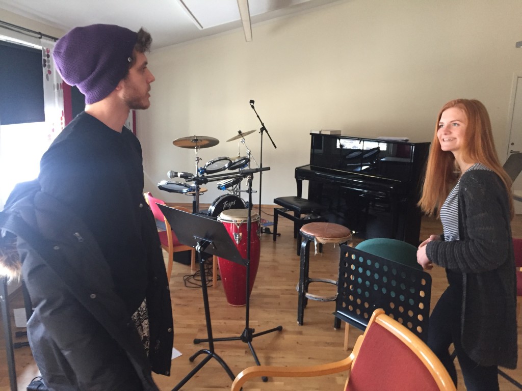 Tage og Juliane viser fram ett av musikkrommene på Seljord folkehøgskule