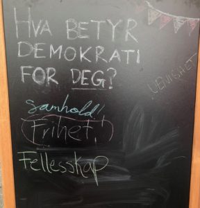 Forbipasserende ble oppfordret til å skrive ned hva demokrati betyr for dem