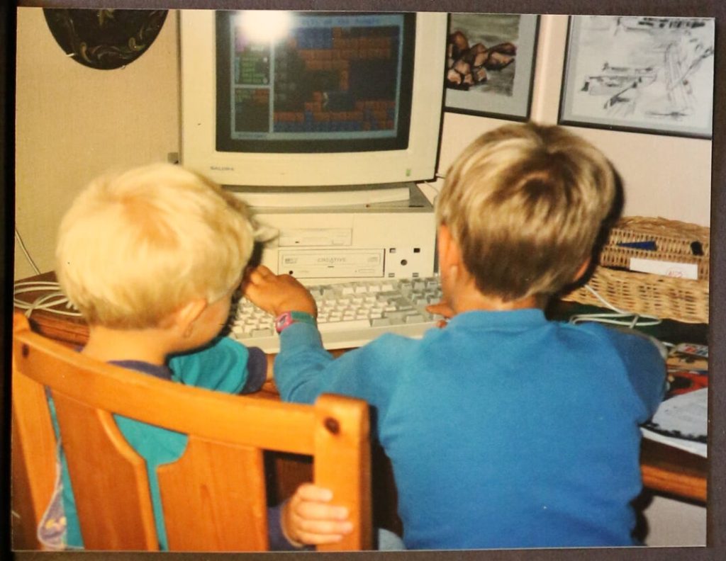 To gutter, året 1995, gammel datamaskin, asperger