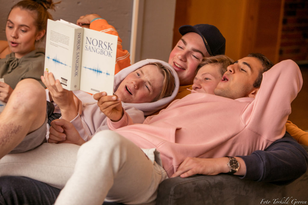 Kanskje det blir du som er med på morgensangen på en folkehøgskole i høst? Bilde: Torkild Groven, Karmøy folkehøgskule