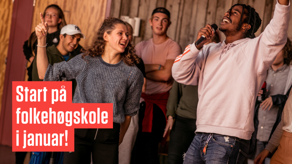 Folkehøgskoleelever med mikrofon. Tekst: Start på folkehøgskole i januar!