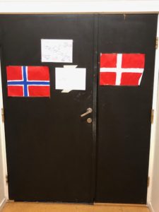 Det er danske og norske flagg flere steder på skolen for å markere at Teaterhøjskolen Rødkilde og Solbakken folkehøgskole jobber sammen