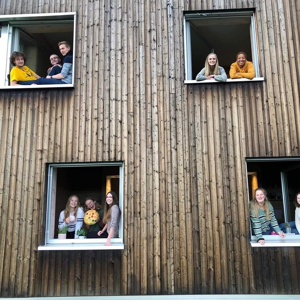 Du bor på folkehøgskolen. Prisen du betaler for å gå på folkehøgskole dekker hybel, mat, studietur og materiell du bruker på skolen. Bilde: Toneheim folkehøgskole