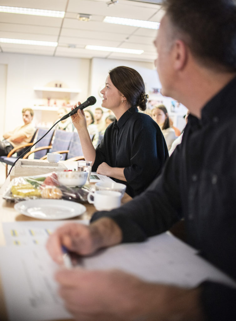 Dommerne Kathrine Ubostad fra Under og Karsten Ersland fra SKAP gir tilbakemeldinger til gruppene som framfører. Foto: Kristian Vold Kelly