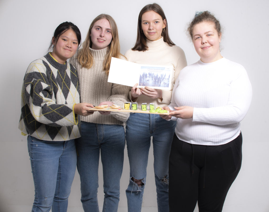 Vinnergruppa med hudpleieprodukter som inneholder stortare. Fra venstre: Tien Tran, Clara Iversen Peters, Nora Nedregård og Karoline Aurora Birgisdottir Schmidt. Foto: Kristin Vold Kelly