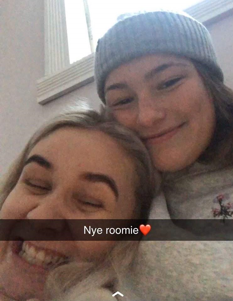 Snapselfie av romkamerater på folkehøgskole som klemmer med teksten "nye roomie"